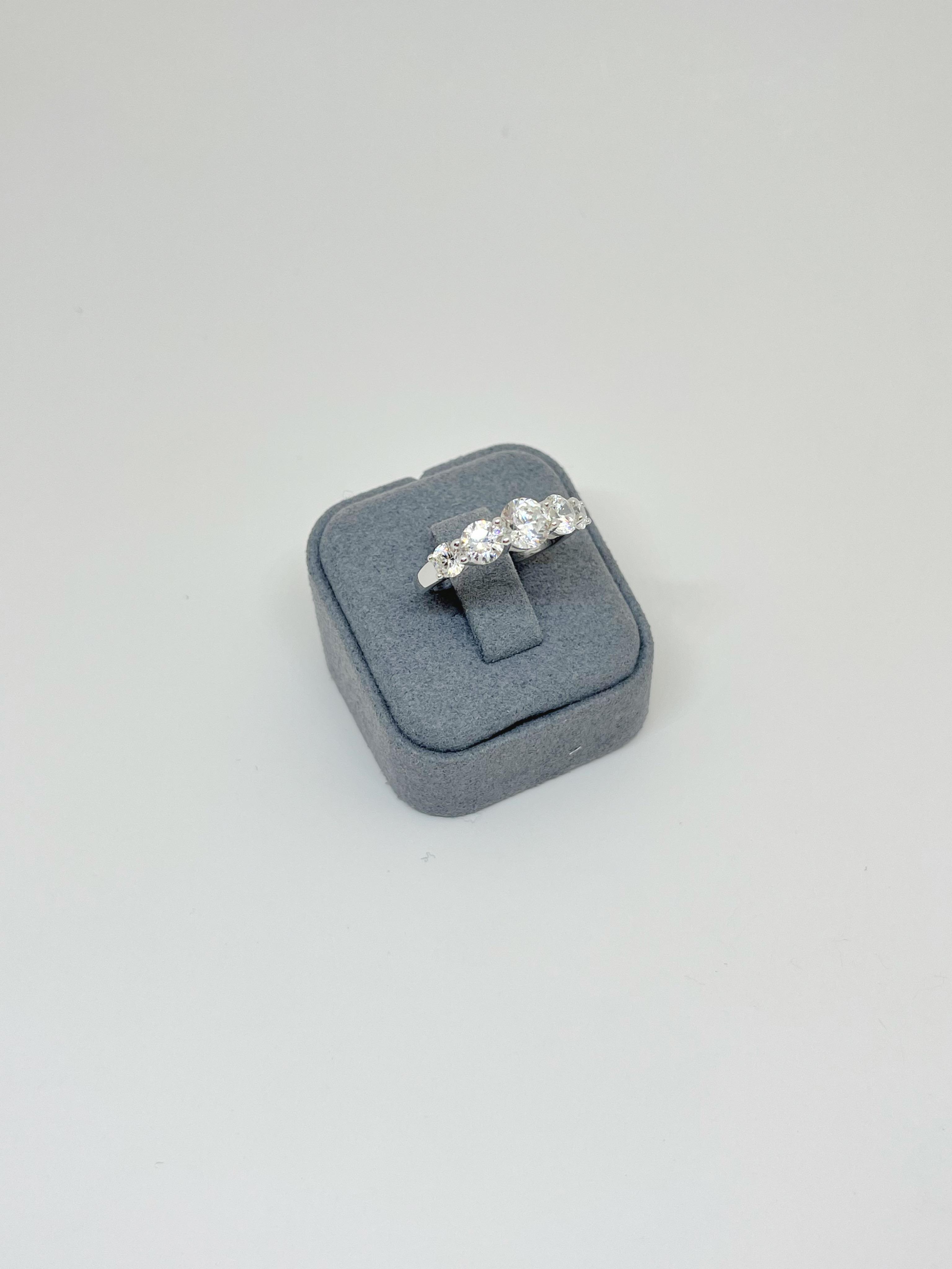 Moissanite Beş Taş Yüzük