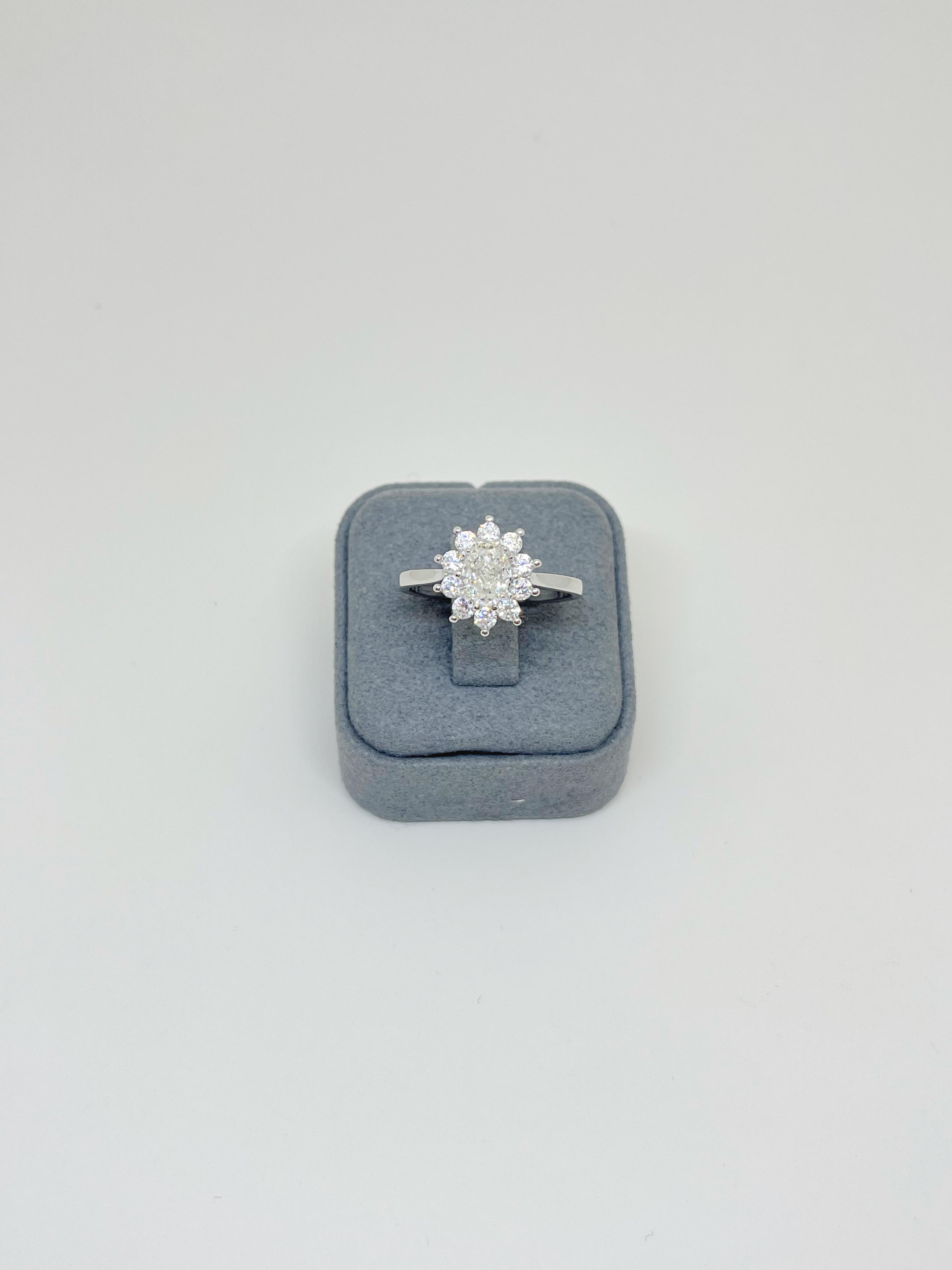 Moissanite Taşlı Mini Çiçek Yüzük