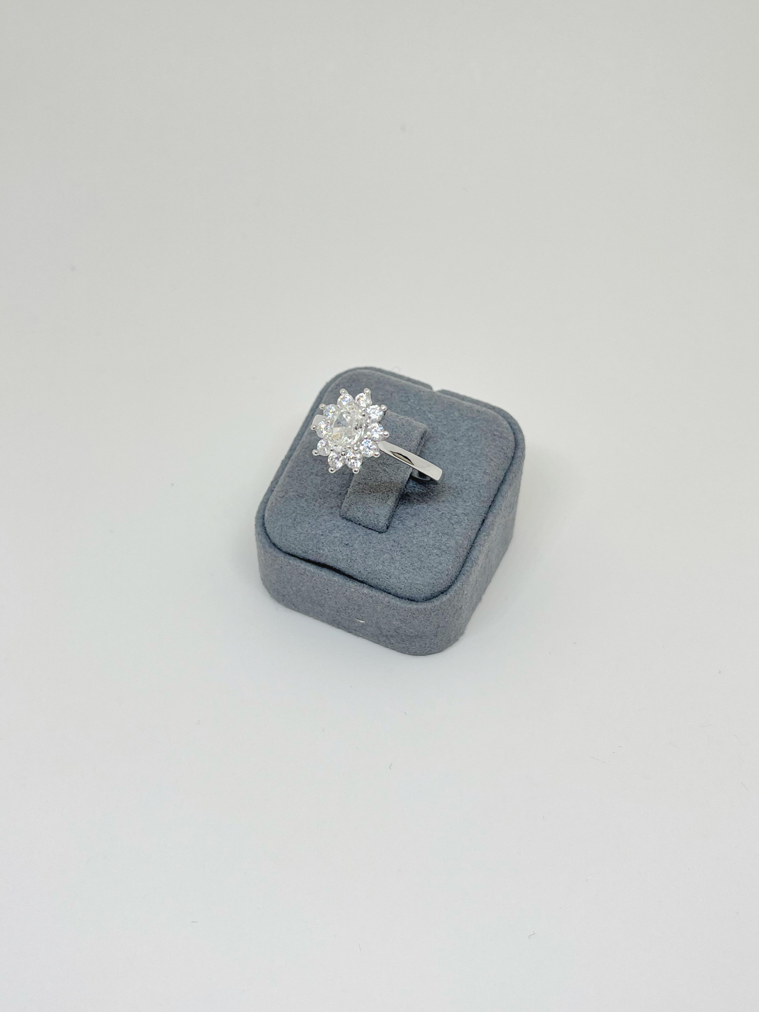 Moissanite Taşlı Mini Çiçek Yüzük