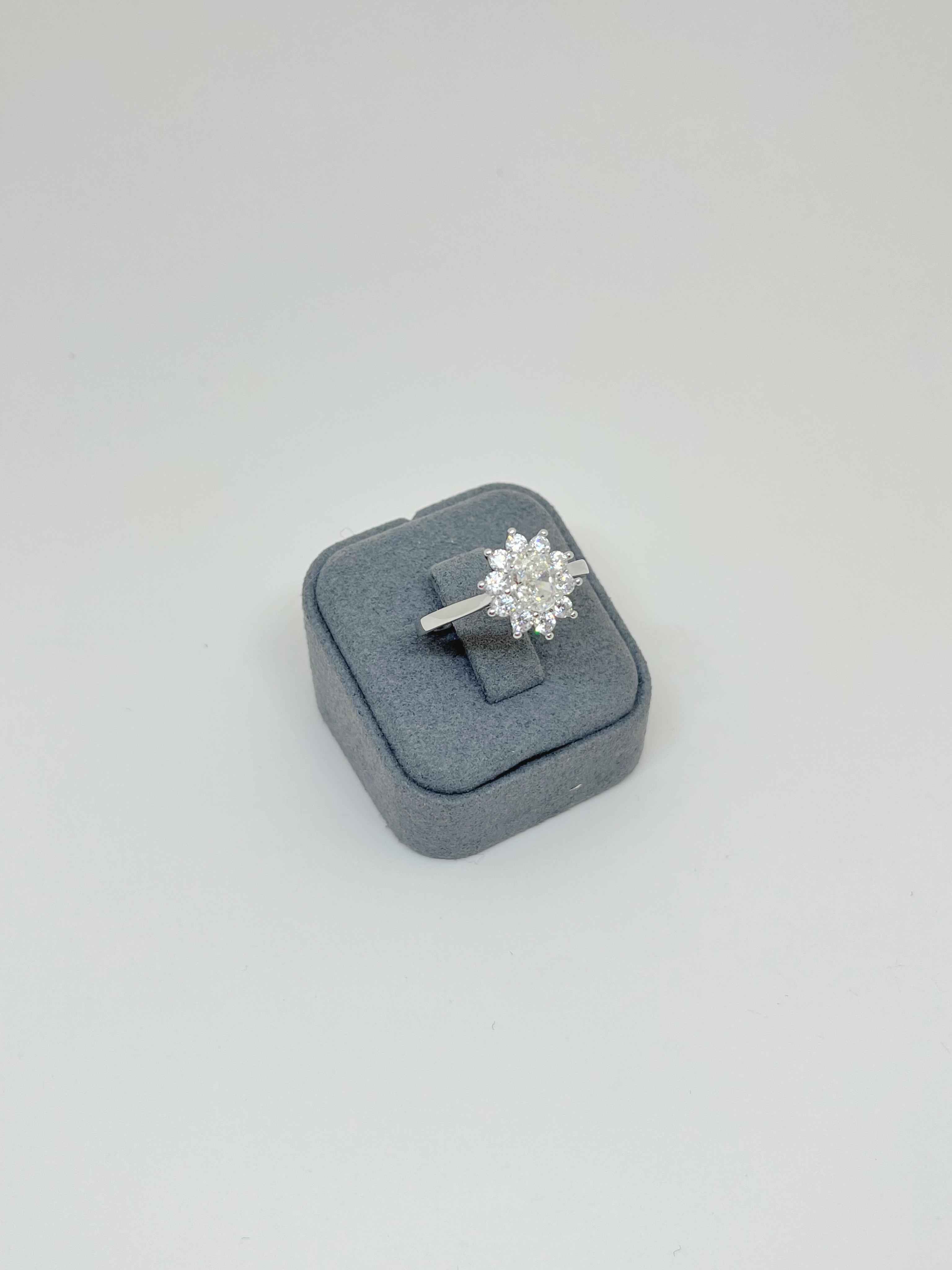 Moissanite Taşlı Mini Çiçek Yüzük