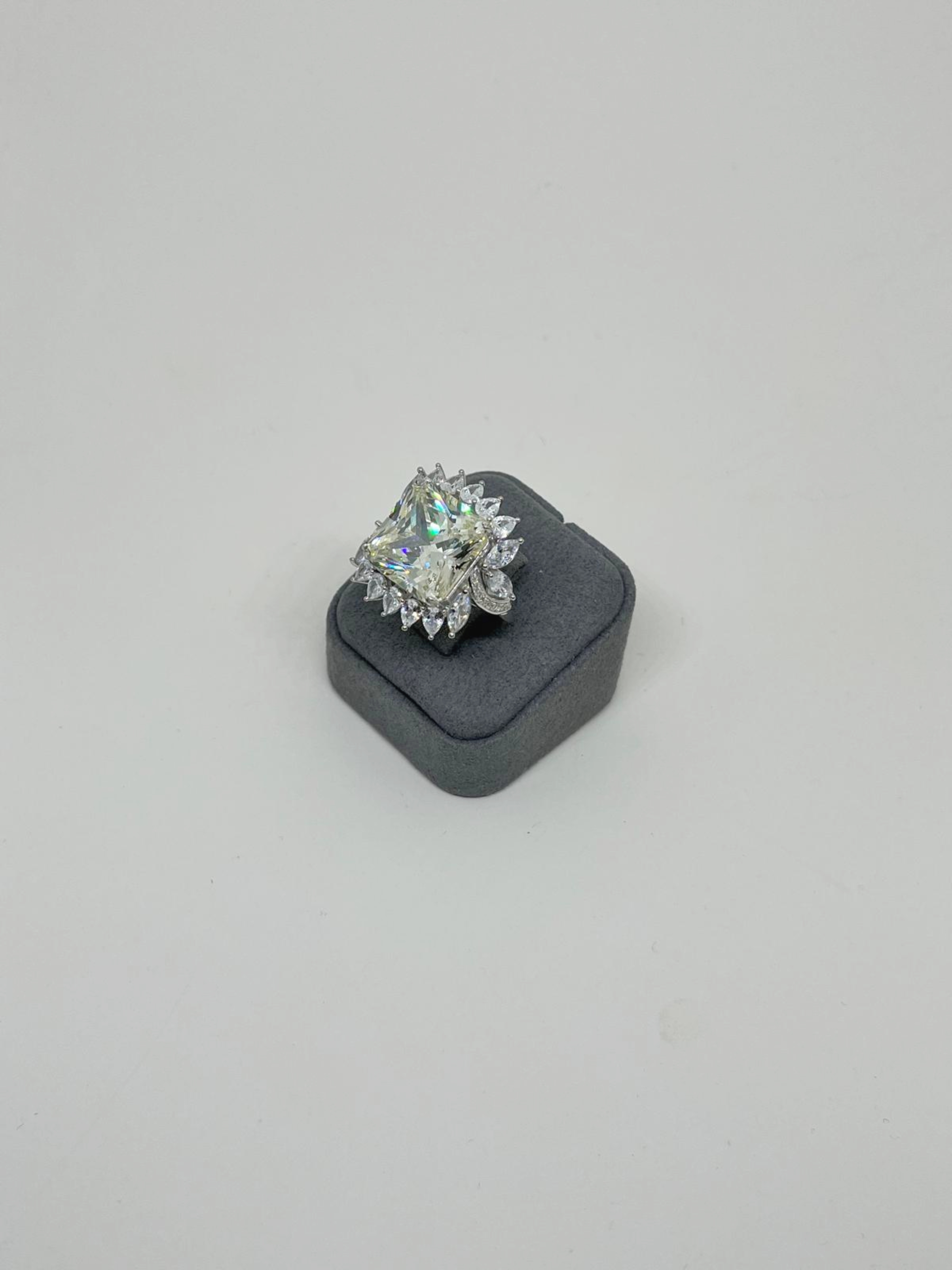 Moissanite Taş Kare Yüzük