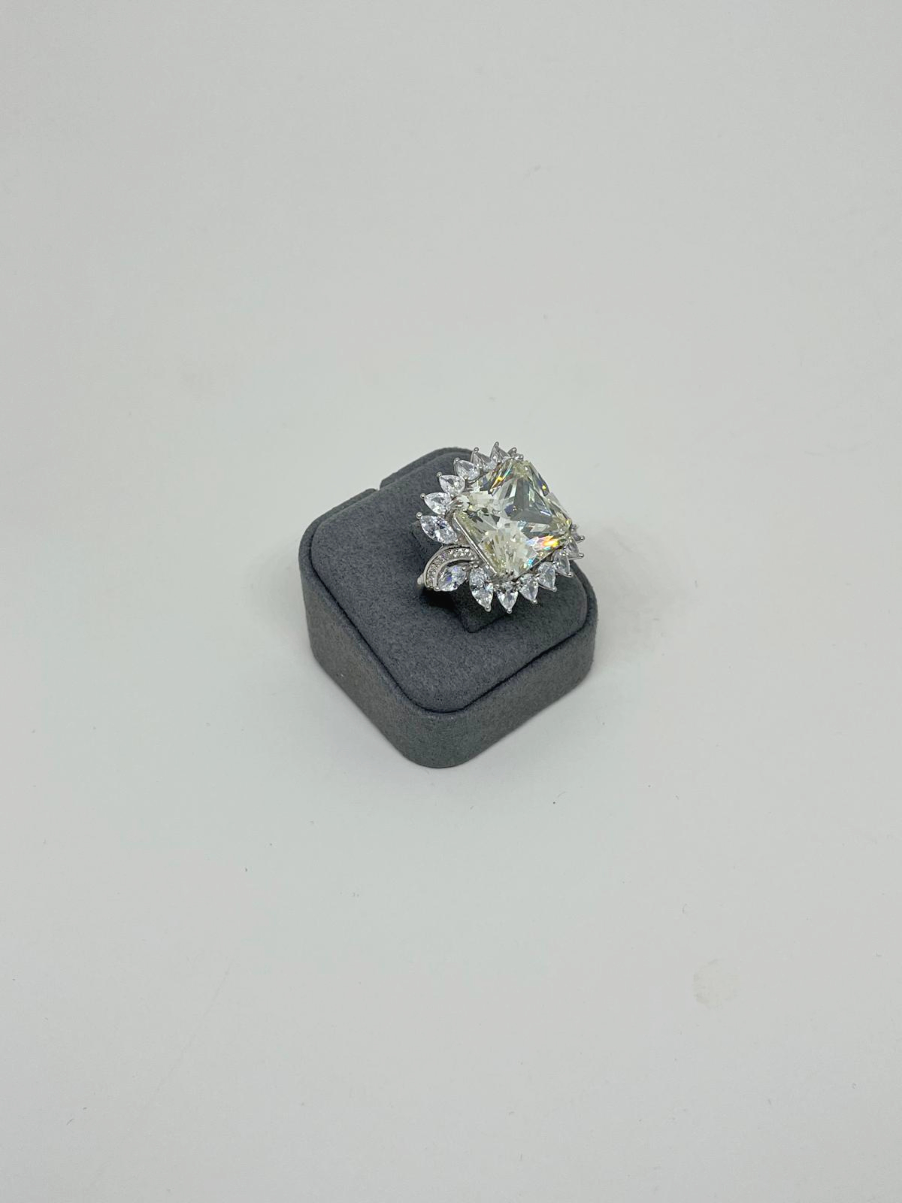 Moissanite Taş Kare Yüzük