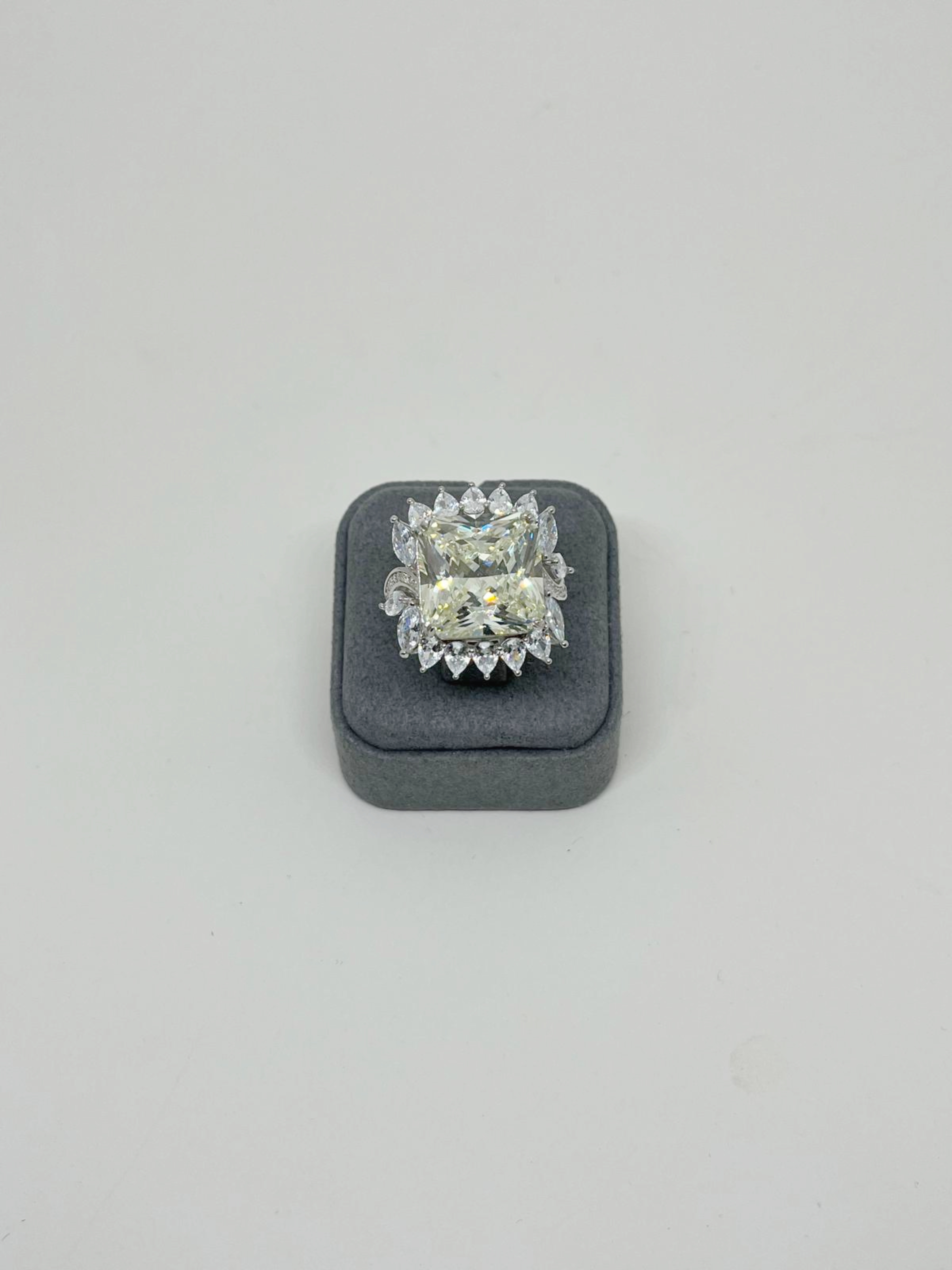 Moissanite Taş Kare Yüzük